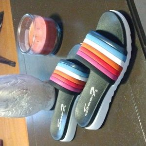 🌞🌞🌞Seven7 Navy with a multicolor strap across the foot size 6M